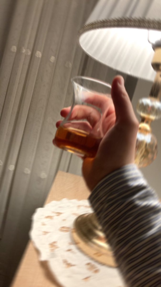 Yanında oturması gereken bir yokluğun ağır sıcaklığı.