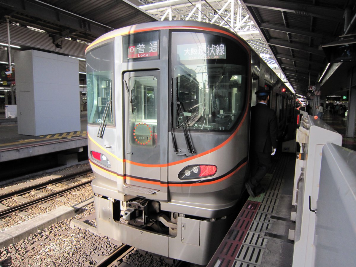 kirktoye's tweet photo. JRグループのダイヤ改正初日を迎えました。先日、久々に大阪駅で撮影した車両達。新型のキレイな車両が増えましたね!! https://t.co/Gbi4JOsAci