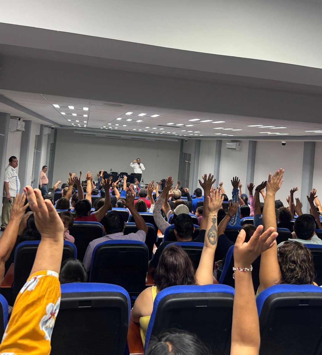 ESTUDIANTES DE PUENTE DE IXTLA VOTAN PARA REGRESAR A CLASES

Estudiantes de la Escuela Preparatoria Número 5 de la UAEM), ubicada en Puente de Ixtla, votaron a favor de retomar las clases presenciales, decisión que se tomó en una consulta entre la comunidad estudiantil.