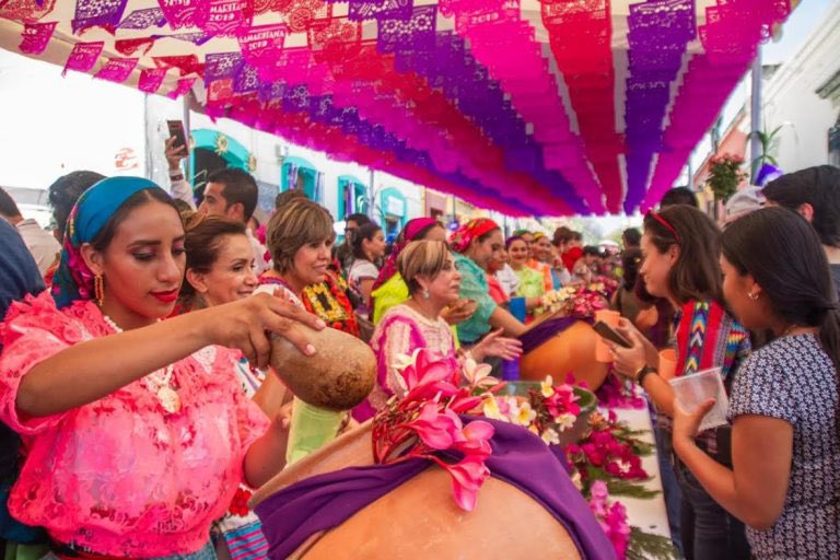 TrezTravel's tweet photo. 🥤🌺 Hoy se vive una dulce tradición en Oaxaca
En Oaxaca hoy se celebra el Día de la Samaritana, una hermosa costumbre donde las personas ofrecen aguas frescas como horchata, chilacayota o jamaica a quienes pasan.
#Samaritana #TradicionesDeOaxaca #OaxacaCultural #SaboresDeOaxaca https://t.co/ir87v8f4jT