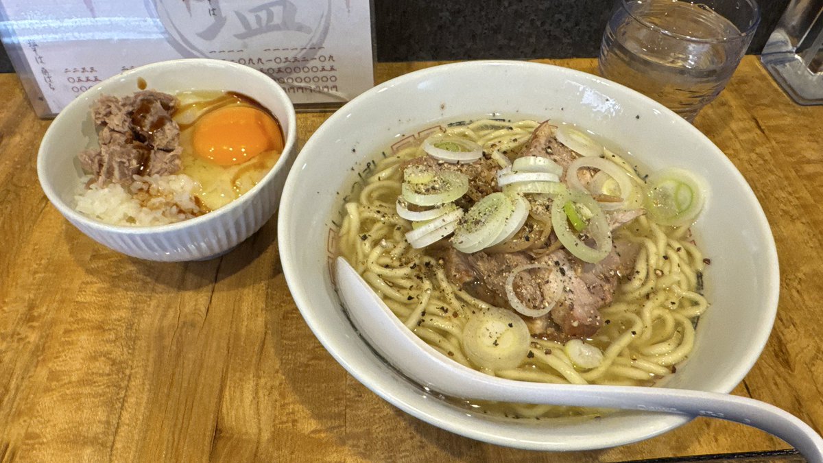 ReEkimemo's tweet photo. 池袋ホワイトと玉子ごはん😋😋😋
富山ブラックみたいに生卵をくぐらせて食べるとウマウマ https://t.co/p6XJ4PmGZT