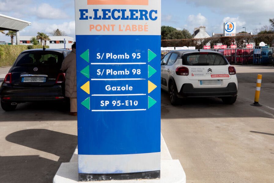 🇫🇷⛽️ FLASH | Prix des carburants : la baisse de 30 centimes promise par Leclerc reste introuvable à la pompe

Mercredi sur franceinfo, Michel-Édouard Leclerc annonçait une baisse « à peu près » de 30 centimes par litre « dans les deux jours ». Vendredi 14 mars 2026, cette