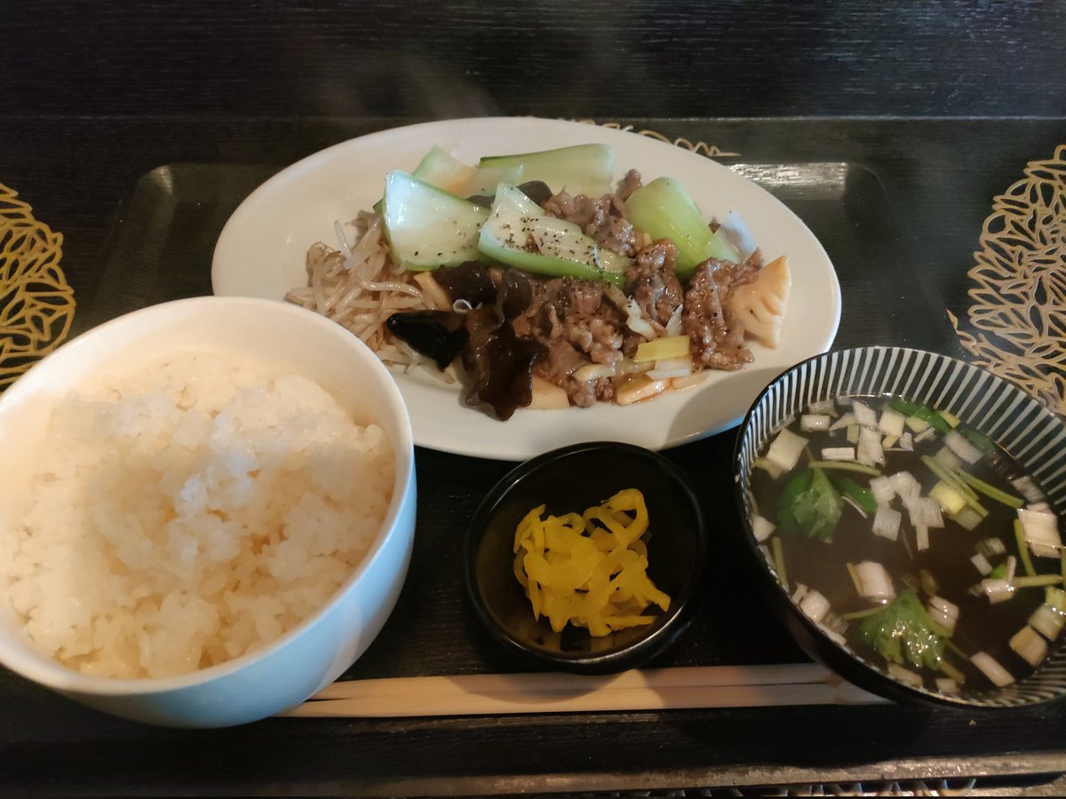 hiro_kutsukake's tweet photo. 土曜つばめの巣ランチ

日替わりお初の「牛肉とチンゲン菜の黒胡椒炒め」 https://t.co/aeF31hSsg2