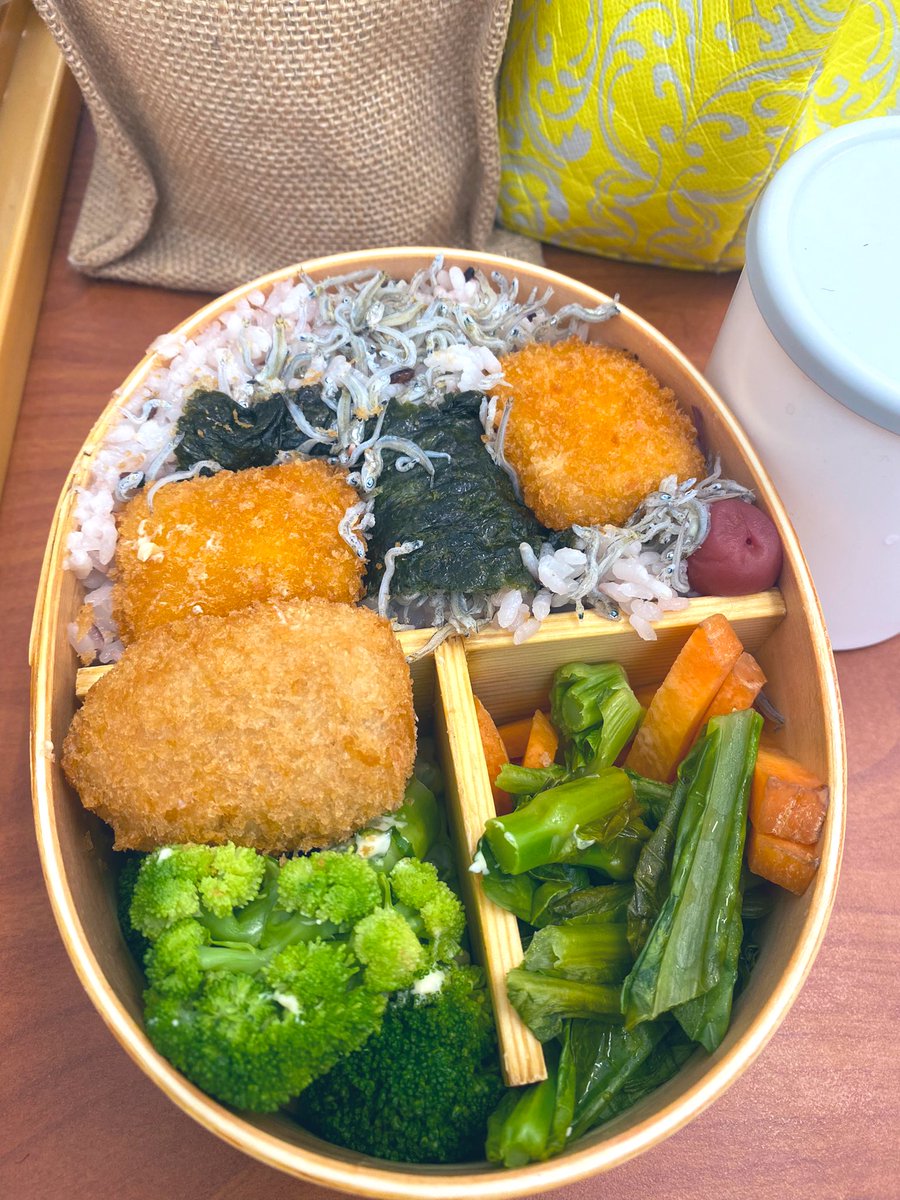 TRAVELMINTS's tweet image. 土曜日、快晴也。
お弁当いただきます🙏
昨日のゆったりした時間とは打って変わって…慌しい時間を過ごしております💨💦
これもまた人生😓
Bitter Sweet😑
精々やります！
#お弁当
#お弁当記録
#lunchbox