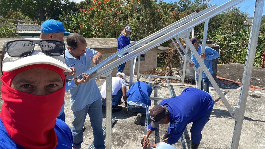 mayerlinapud's tweet photo. @taniavel76 @MINCOMCuba @ToroOdalys @AlonsoSybel @AIglesiasreyes @fitocu @LidiaHid #EtecsaConCuba avanzando en la instalación de nuevos sistemas de energía para la sostenibilidad de las comunicaciones #SoberaníaEnergética
#UnidosXCuba https://t.co/DzfPldqyqX