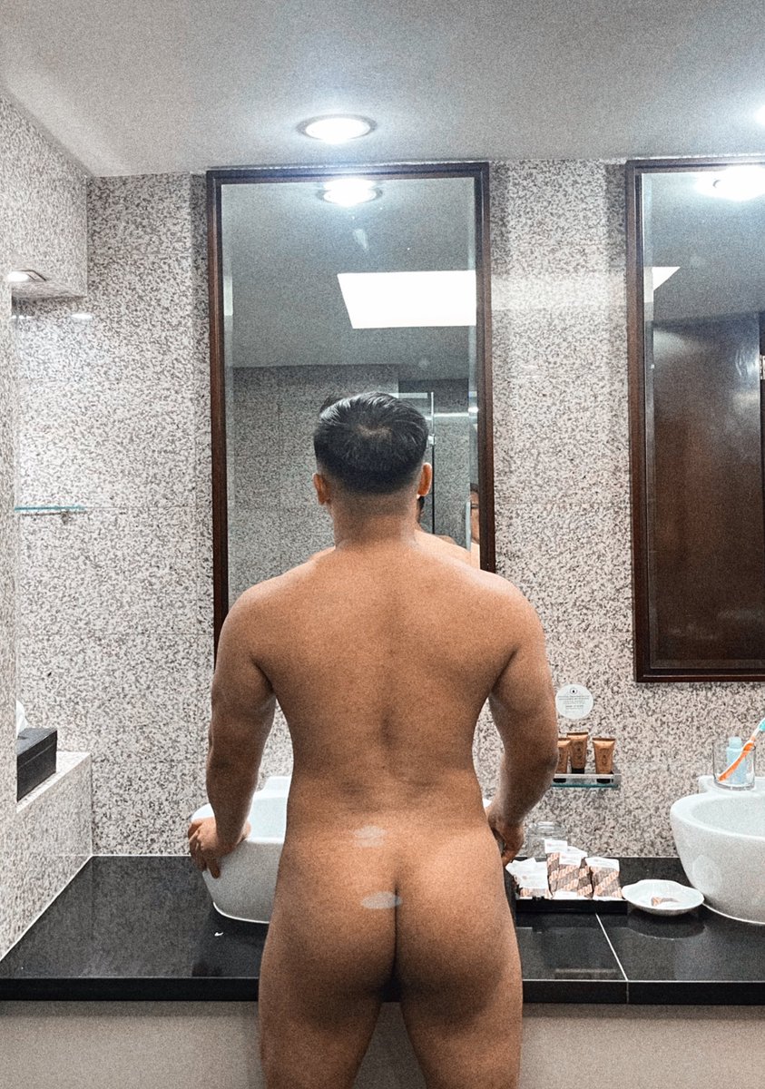 🍾🍑 tweet media