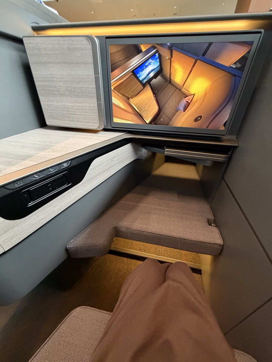 gocciag147777's tweet photo. ⭕️V&V: 土足厳禁🚫 ANA Future Experience 💺🛋️新シート体験会 ❷
・個室型ビジネスクラス「THE Room FX」 Cのシートはポジション固定された2種類を体験💖
・扉🚪閉めるの忘れただす
📍 収納Boxは奥行き浅め、TKみたいな🔐付きあれば良いのになぁ💬…とボヤキますた
#ANA
#THERoomFX https://t.co/blvA7FFPgn