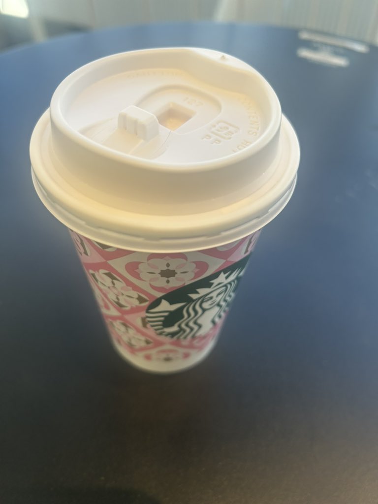 SUGICCHO46_717's tweet photo. スタバの新作シュークリームラテのホットを飲んでみた。味はシュークリームの甘さで美味しいです https://t.co/sjzseiJnQr