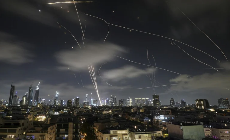 teixeiracds's tweet photo. 🚨🇮🇷🇮🇱🇺🇸 13/03/26, dia que mísseis iranianos furaram o Domo de Ferro de Isreal! +50 feridos em Tel Aviv, explosões fortes e danos reais. Defesa pegou "só" 85-90%. Falha parcial confirmada por @AJEnglish e @euronews. 💥🔥#IrãAtaca #IsraelSobAtaque #DomoDeFerro #Iran #Israel https://t.co/1aOdNSoCTx