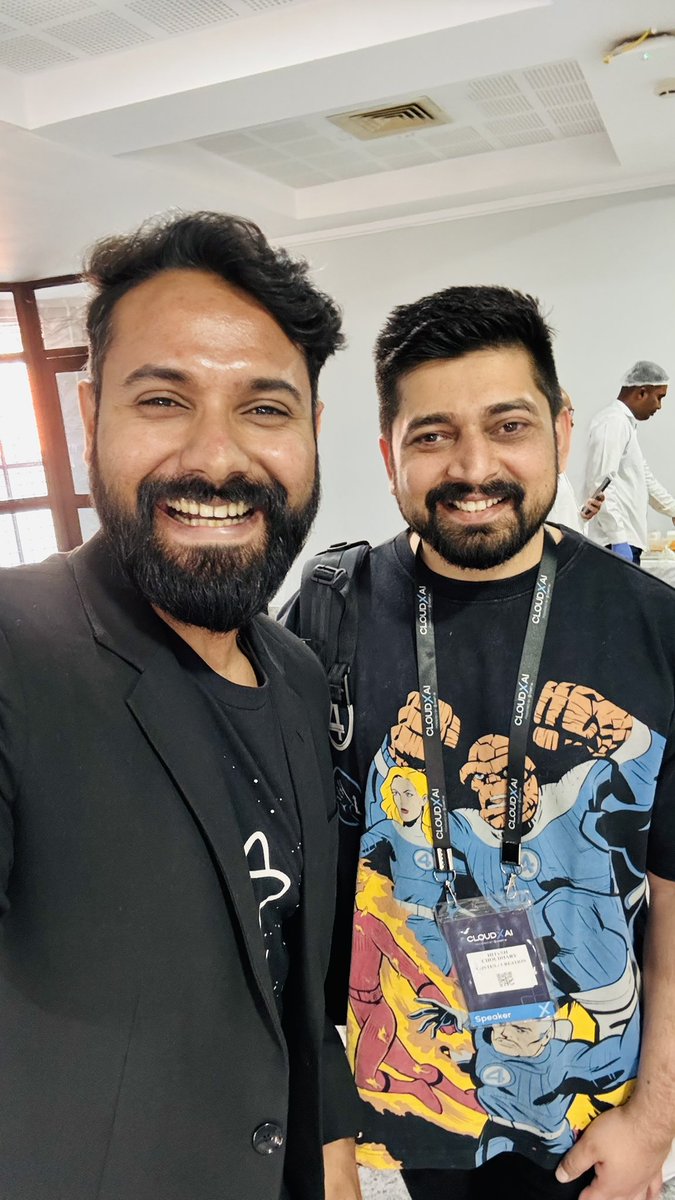 TrainWitShubham's tweet photo. Chai pe kuch dosto se bhi mil liya ❤️ @Hiteshdotcom https://t.co/zdkH3lOmwK