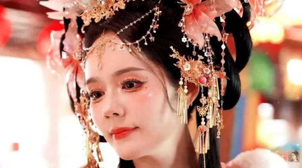Kent_Updates's tweet image. Han Ga In stuns with a bold “Wanghong” makeup look in Shanghai.

#HanGaIn