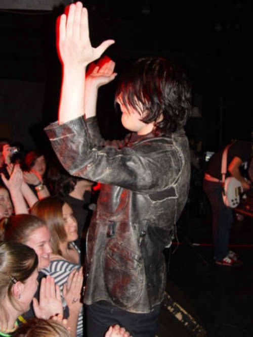 gerard hands daily 🖐🏼✨️ tweet media