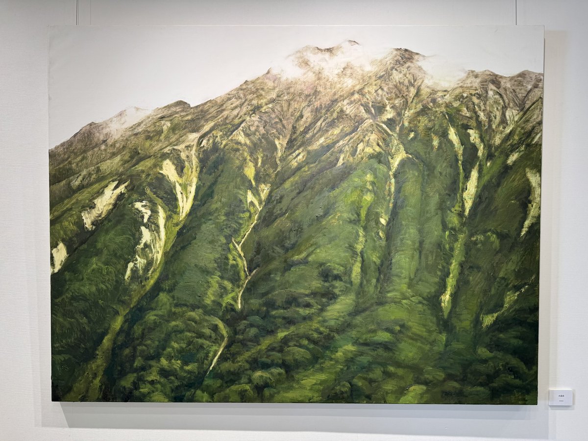 yaki_ceetake's tweet photo. 二人展
展示作家：松尾典汰、高森恒成
「ほとぼりが冷めるまで」
会場：武蔵屋画廊（下北沢）
会期：明日（3/15）まで

松尾さんの作品は手によって行われる行為の意味性、手の造形の美しさが重ねらる自然物によって増幅されてる感覚があってめっちゃ良かった
特に木の枝と重ねられた作品が超カッコ良かった

高森さんの作品は誰かが視た景色、その記憶を追体験しているようなリアリティと緊張感があって画面に引き込まれます

超カッコいい展示なので絶対観に行った方がいいです