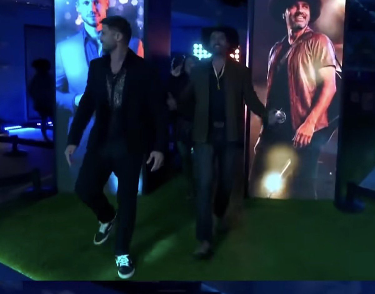 Ô gente, se não pode mudar o look que a produção manda, pq o Jonas pode trocar o sapato da festa por um tênis dele???
Ele comentou com Jordana e Marciele no quarto do líder que não gostou do sapato e ia com o próprio tênis
Podia????? #BBB26