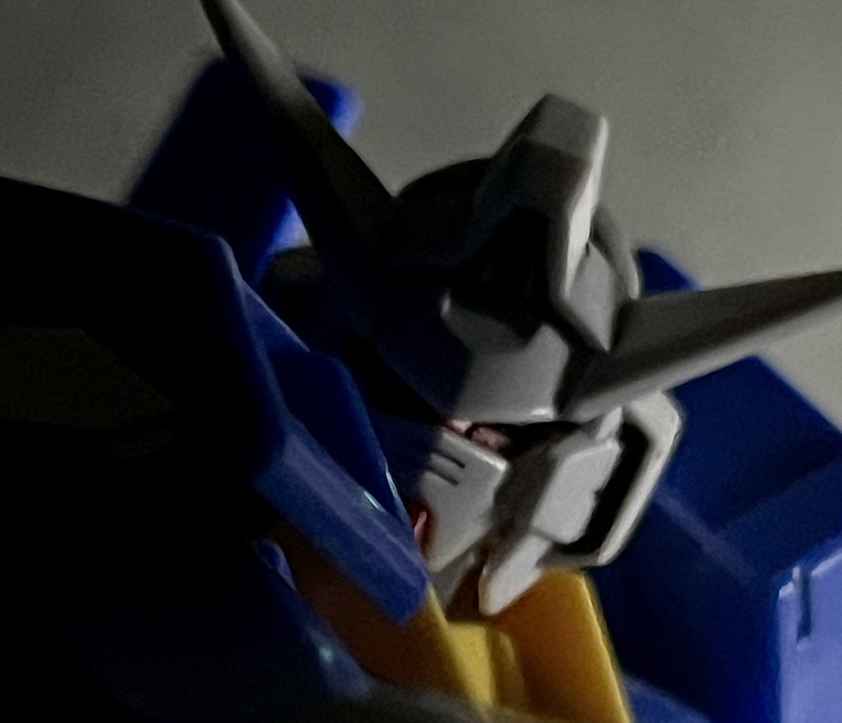 こちらの写真の編集前

ツインアイやセンサー部分はPicsartを使って描きました
あとはスマホの編集で明るさ調整などなど