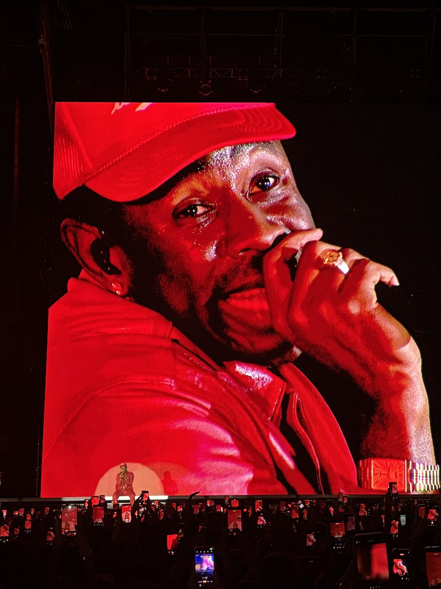 Una fiesta total. Cerró con un himno. Hizo New Magic Wand. Bardeó al VIP. Cantó por Argentina como intro de Tamale. Pidió perdón por cancelar en 2018. Histórico primer show de Tyler The Creator en Argentina. Un GENIO con todas las letras.