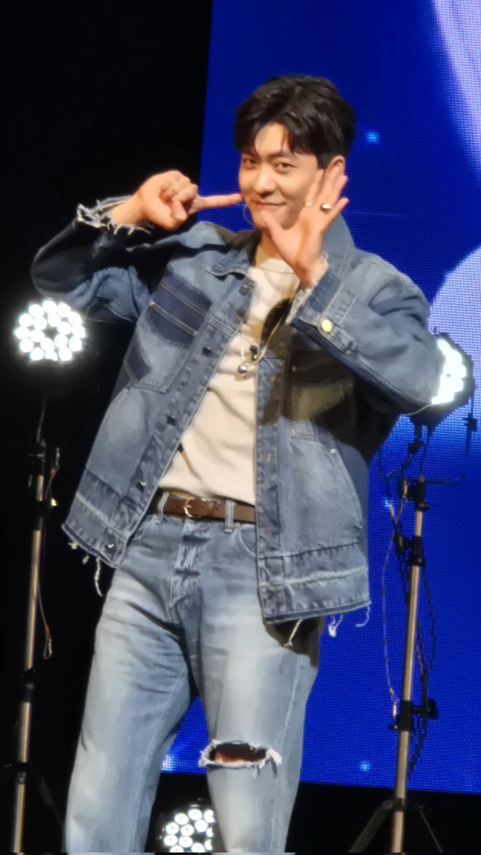 tremblingblues2's tweet photo. Was wishing he'll wear a diff hairstyle fr the LatAm leg. ☑️ He wore all black when he first got on stage. ☑️ Absolutely dashing. He moved around the venue, the whole theatre erupted. He's the best boy ever. He was EAW JunHo personified. Attentive, kind, sweet. 💚🏳
#KangTaeOh https://t.co/iup2L23Iry