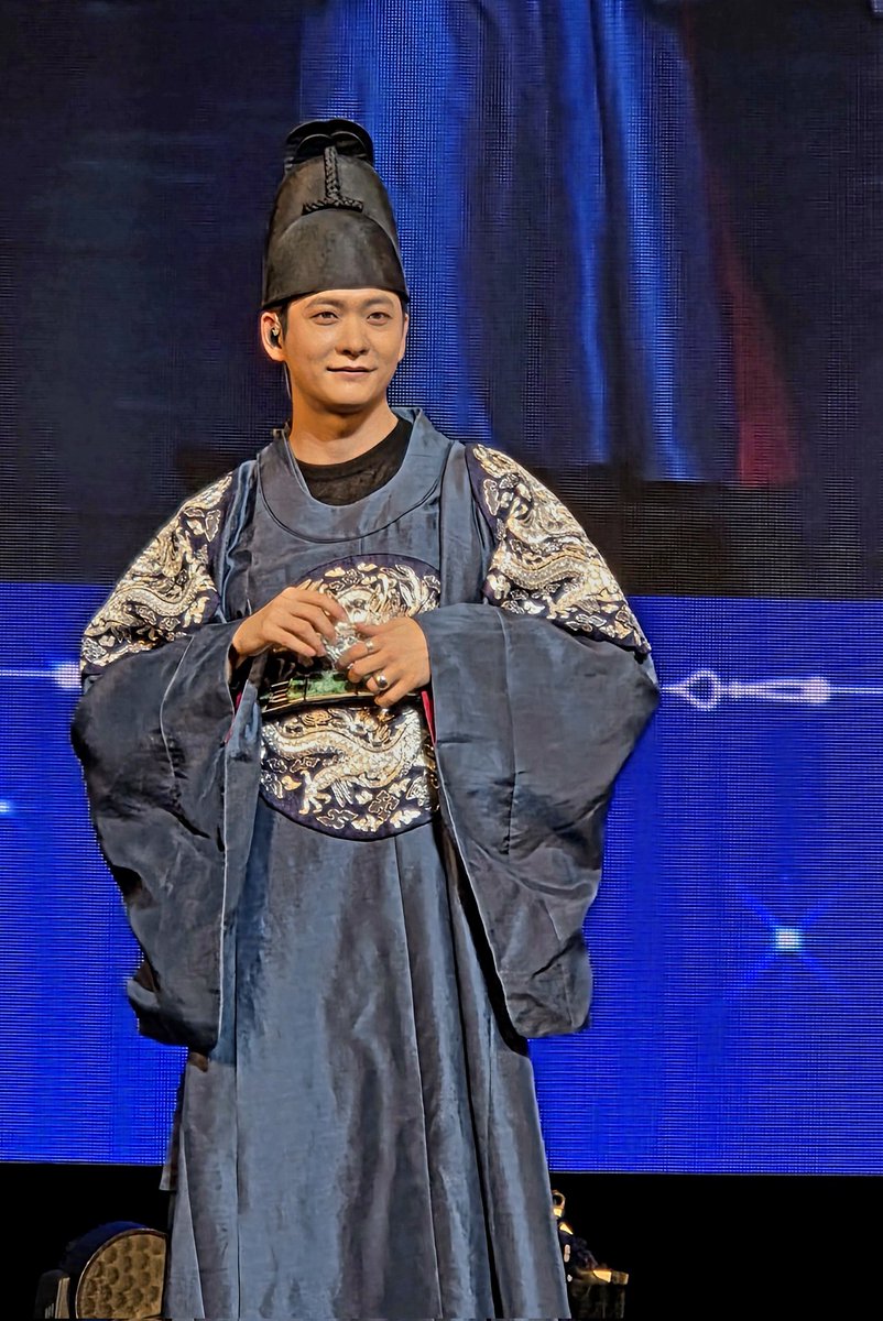 tremblingblues2's tweet photo. Was wishing he'll wear a diff hairstyle fr the LatAm leg. ☑️ He wore all black when he first got on stage. ☑️ Absolutely dashing. He moved around the venue, the whole theatre erupted. He's the best boy ever. He was EAW JunHo personified. Attentive, kind, sweet. 💚🏳
#KangTaeOh https://t.co/iup2L23Iry