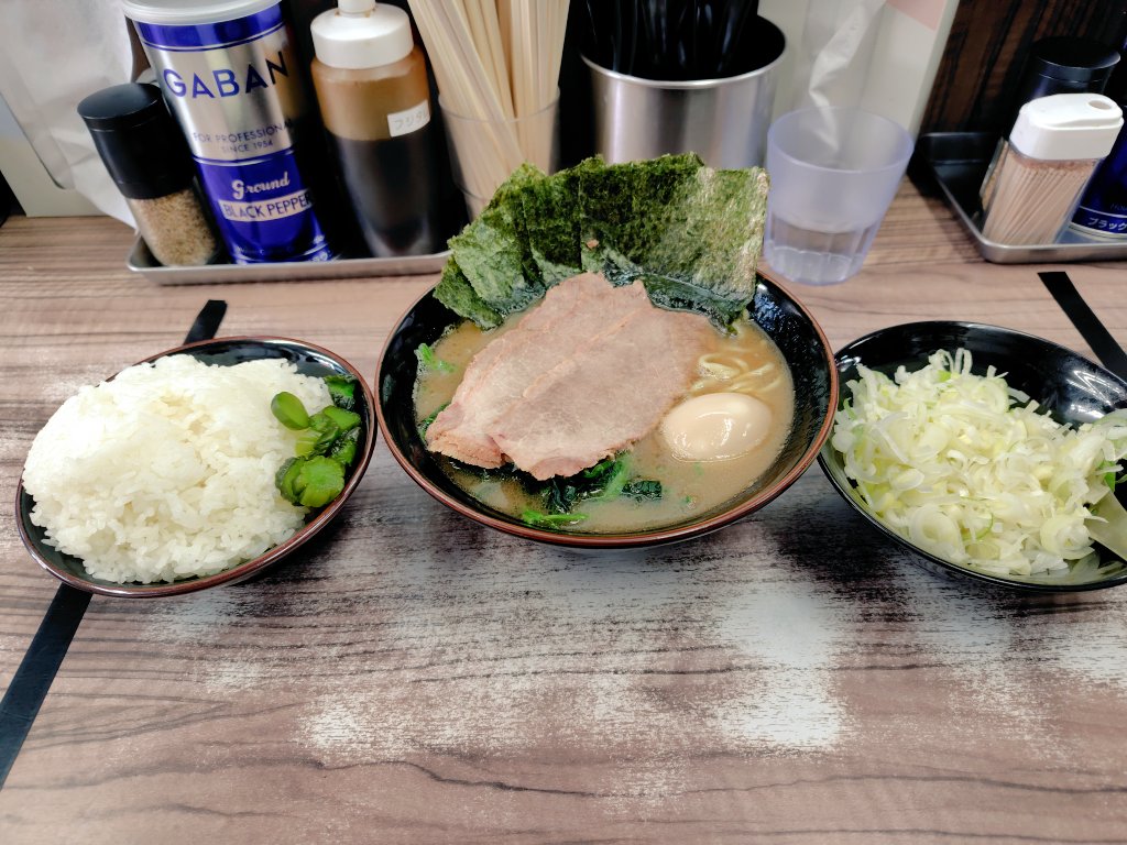 s47berkut's tweet photo. ミオしゃミオファの皆さんおはみぁーんです！
自分が　#体調を崩したときに食べるもの　は『家系ラーメン』です。
麺柔らかめで注文してトッピングのネギを大量に乗せてニンニクと合わせて食べると健康になった気分です！
　#朝ミオおたより https://t.co/4VLcHJSLFH