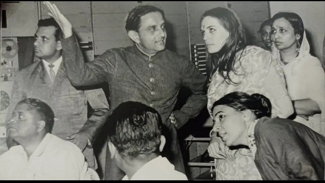 #𝗧𝗵𝗿𝗲𝗮𝗱  : 𝗨𝗻𝘁𝗼𝗹𝗱 𝗦𝘁𝗼𝗿𝘆 𝘄𝗵𝗶𝗰𝗵 𝗽𝗲𝗼𝗽𝗹𝗲 𝗼𝗳 𝗜𝗻𝗱𝗶𝗮 𝗻𝗲𝗲𝗱 𝘁𝗼 𝗸𝗻𝗼𝘄. 
April 1968, this photograph was taken at ISRO’s Ahmedabad center.

Scientist Vikram Sarabhai is explaining India’s satellite project to Sonia Gandhi. Just two months earlier,