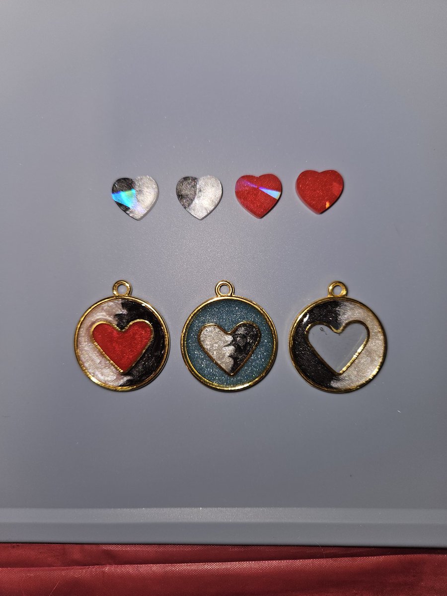 Vivi_the_Robot's tweet image. Out of curiosity, which one looks the best? xD #resin #necklace #ybf #YourBoyfriendGame