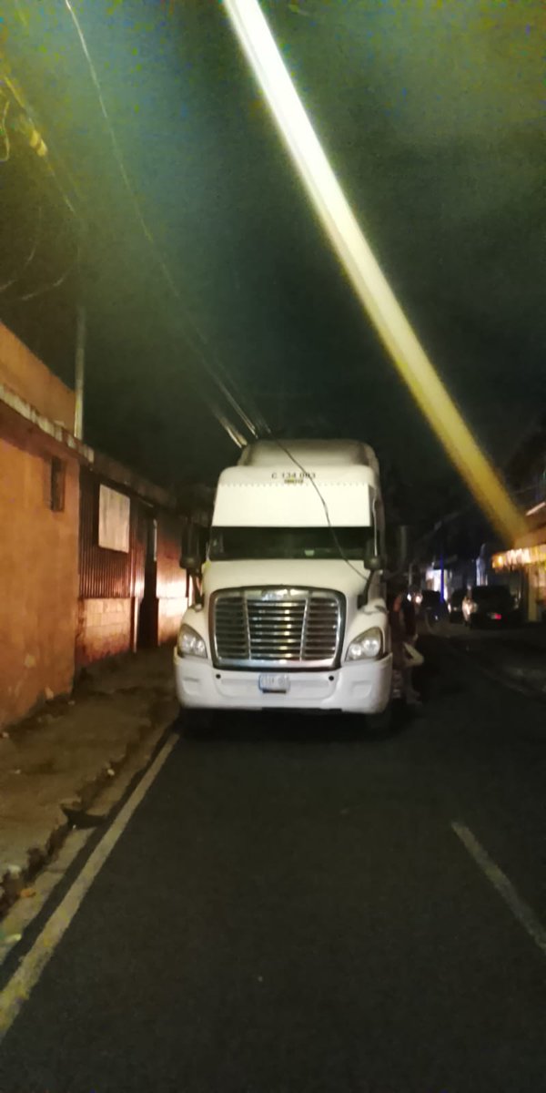 Se solicitando apoyo de <a href="/AESElSalvador/">AES El Salvador</a> para un tendido eléctrico en la 15 de Septiembre a metros de semáforo del Trobaso.

Es urgente el apoyo <a href="/SIGETSV/">SIGET El Salvador</a>
