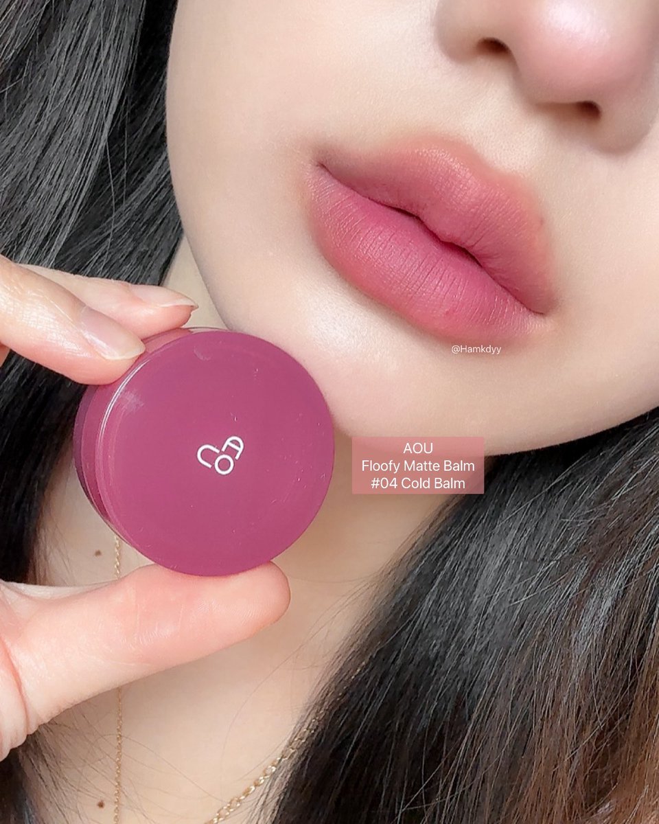 aou เนื้อ floofy matte นี่เริ่ดสุดๆไปเลยย นุ่มฟุ้งแต่เกาะปาก ต่อให่มีอีกหลายแบรนด์ออกแมทมาใหม่ นี่ก็ยังชอบเนื้อของอันนี้มากㅠ ㅠ ทาปากสวยม้ากกกก สี 04 ที่พี่จีวอนใช้ สี 01 ใช้แทนลิปไลเนอร์เริ่ด ฟุ้งสวยมาก