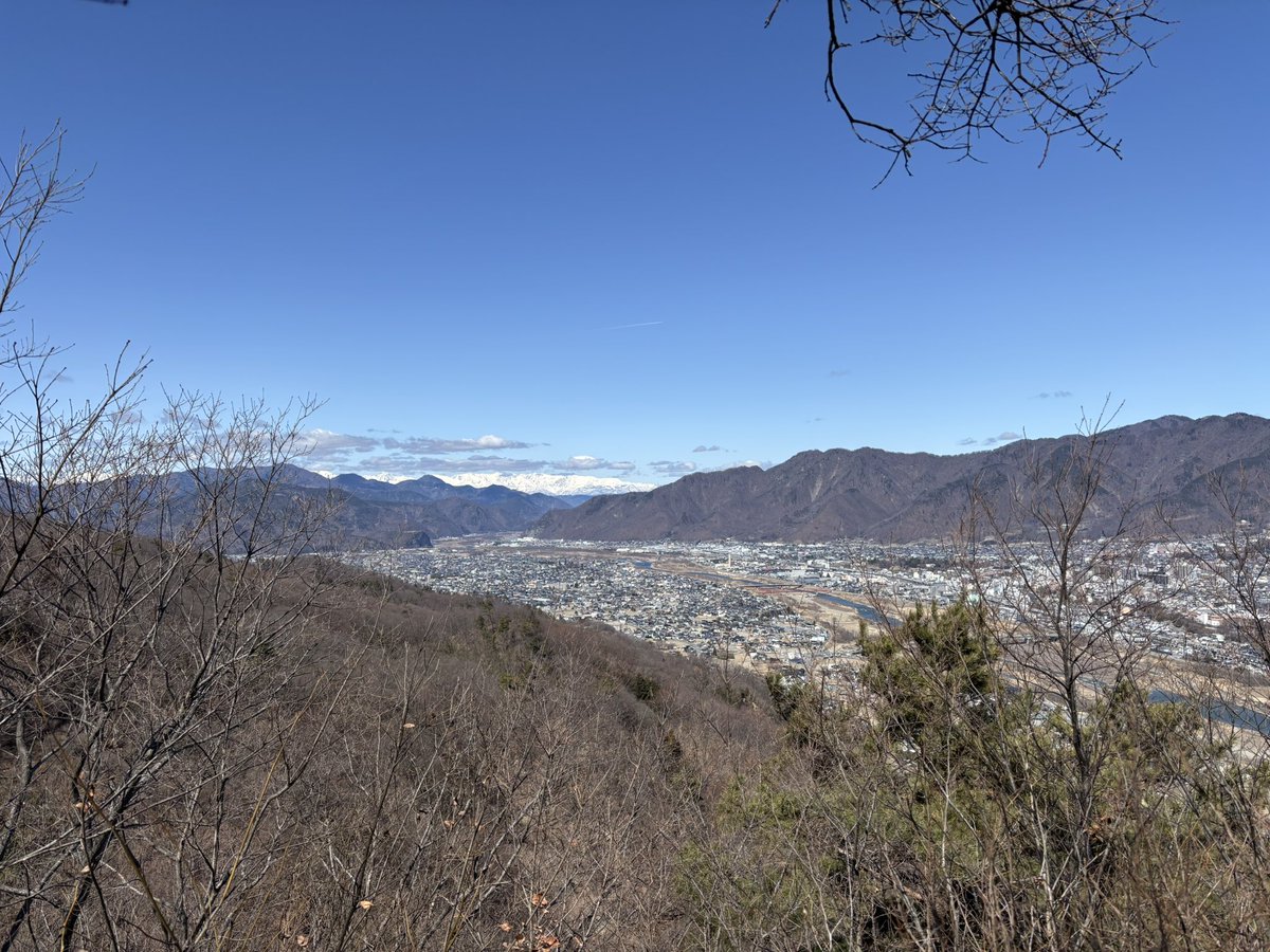 小牧上の城（上田市小牧）。1枚目は下の城から見た上の城。あとは上の城からの眺望。三日城を繋いで尾野山城と連携しているのがわかる(^^)