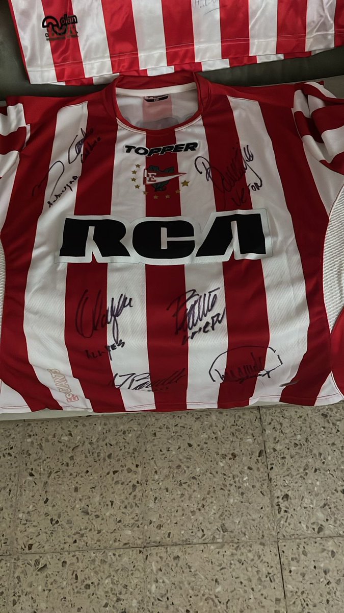 Naiko2006's tweet photo. #EDLP Hola gente lamento cortarles la amargura de este partido de mierda. Hoy al volver de la cancha descubrimos que nos robaron. Entre algunas cosas materiales se llevaron 2 camisetas de estudiantes firmadas que pertenecieron a mi abuelo. https://t.co/7E1eUxoP15