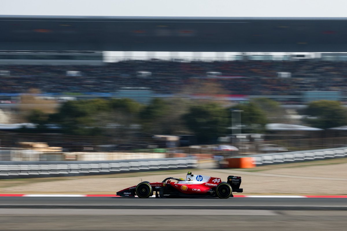 lewsinner's tweet photo. P3 en la primera Sprint del año en China 🇨🇳

Salidon desde el P4, se puso P1, se peleo contra un Mercedes muy superior y todo esto con 41 años

Lewis Hamilton recordo quien es, por fin lo hizo

El mejor piloto de Ferrari tiene nombre y apellido: Lewis Hamilton 🐐 https://t.co/2bPW6k9VyQ