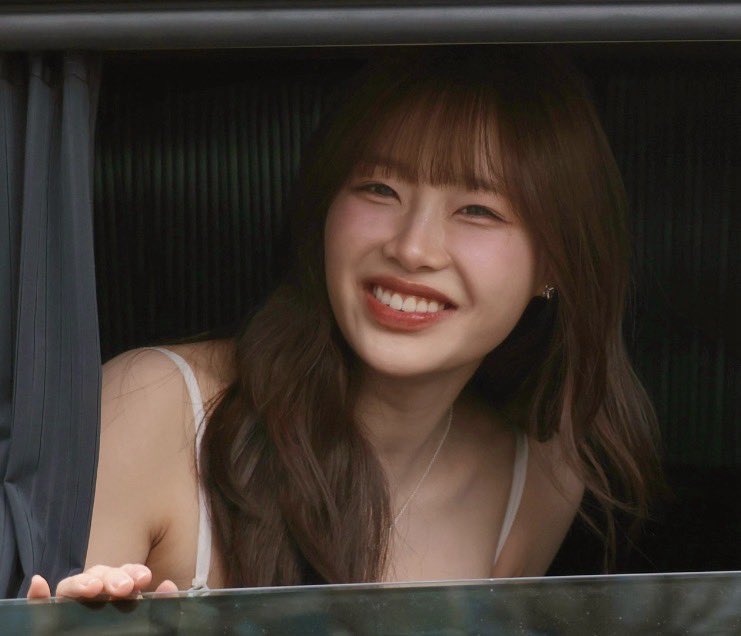 Lesseraphic's tweet photo. I really need chuu and eunchae to collab bc it would be the most joybaiting, happiness maxing, smile inducing experience ever https://t.co/OAbfggX2hi