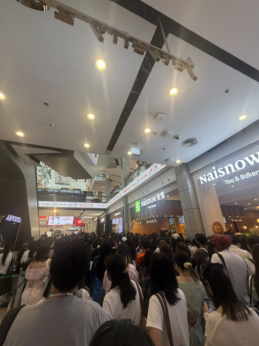 ndnadearrrr's tweet photo. ตี๋ป๋อห้างแตก ㅠㅠㅠㅠㅠㅠㅠㅠㅠ คนเยอะมากอะขนาดงาน 11 โมง โคตรจะแมส🥺🥺🥺🥺

TEETEEPOR AT NAISNOW
⋆ ⸝⸝ #NaisnowXTeeTeePor https://t.co/mbGjPwAlUN