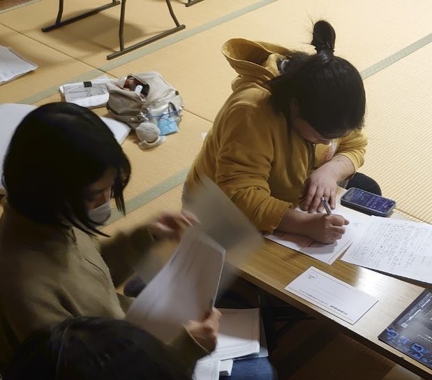 通し稽古で洗い出した問題点を解決しています！

みんなで意見を出し合い、よりよい舞台のために1つ1つ話し合っています！

裏ではDMの折り込みも進めました！
チラシ捌きが速すぎて手元が見えない…！！

#転機稽古
#転機ファントリ