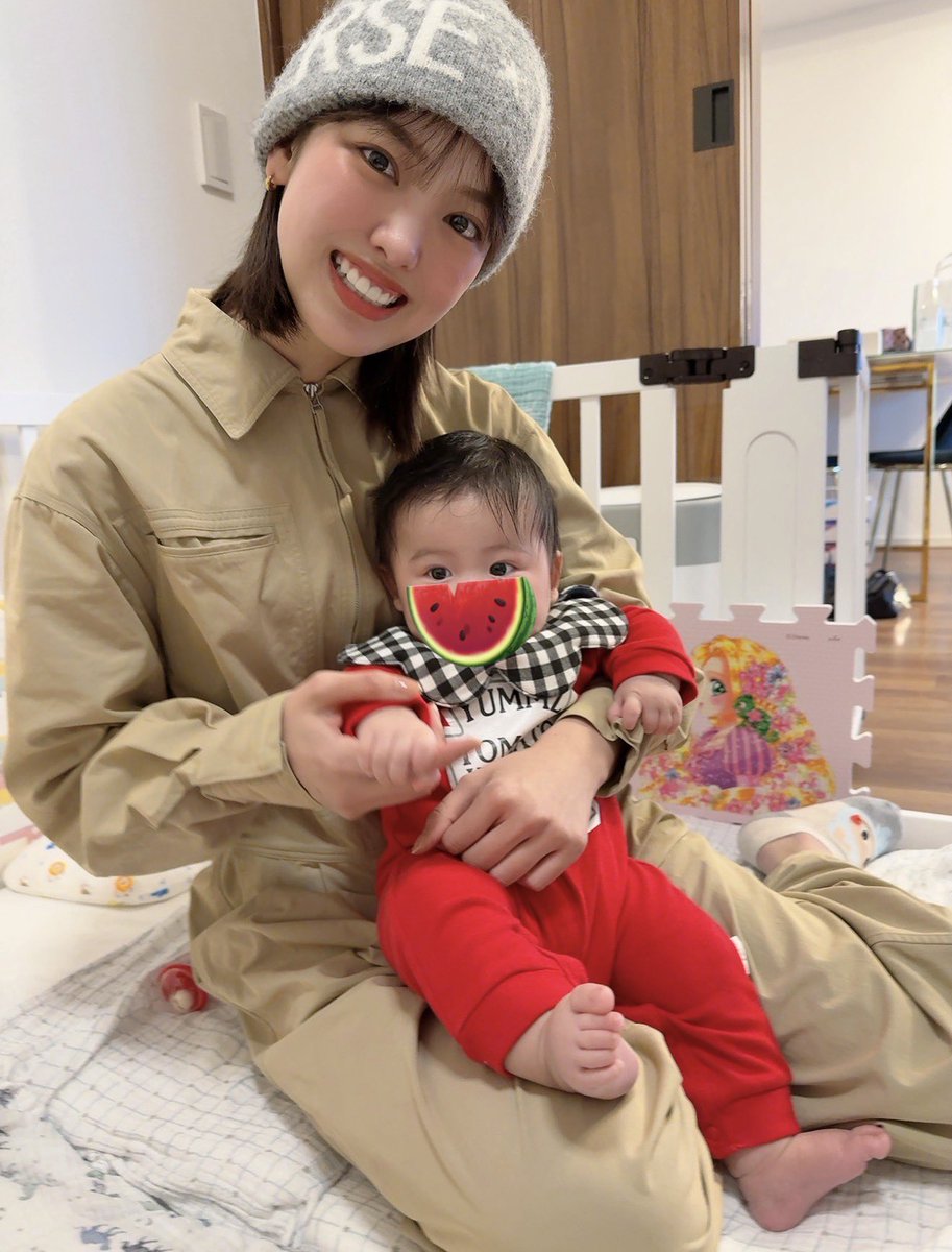 shoko55mmts's tweet photo. 大好きな飯窪春菜ちゃん
双子に会いにきてくれたよーー
はるなんありがとう、感激しました！
生まれる2日前の巨大なお腹のとき以来に
いまは生まれてはるなんに可愛がってもらえてニコニコ笑顔双子
不思議！！ https://t.co/E15ebBKQVq