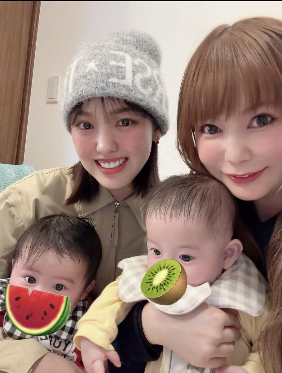 shoko55mmts's tweet photo. 大好きな飯窪春菜ちゃん
双子に会いにきてくれたよーー
はるなんありがとう、感激しました！
生まれる2日前の巨大なお腹のとき以来に
いまは生まれてはるなんに可愛がってもらえてニコニコ笑顔双子
不思議！！ https://t.co/E15ebBKQVq