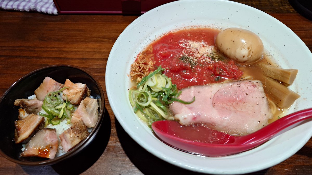 昼ごはん。麺場らせんの牛骨塩トマトらーめん、チャーシューごはん。
牛骨スープとトマトの酸味が合わさってとても美味しい。