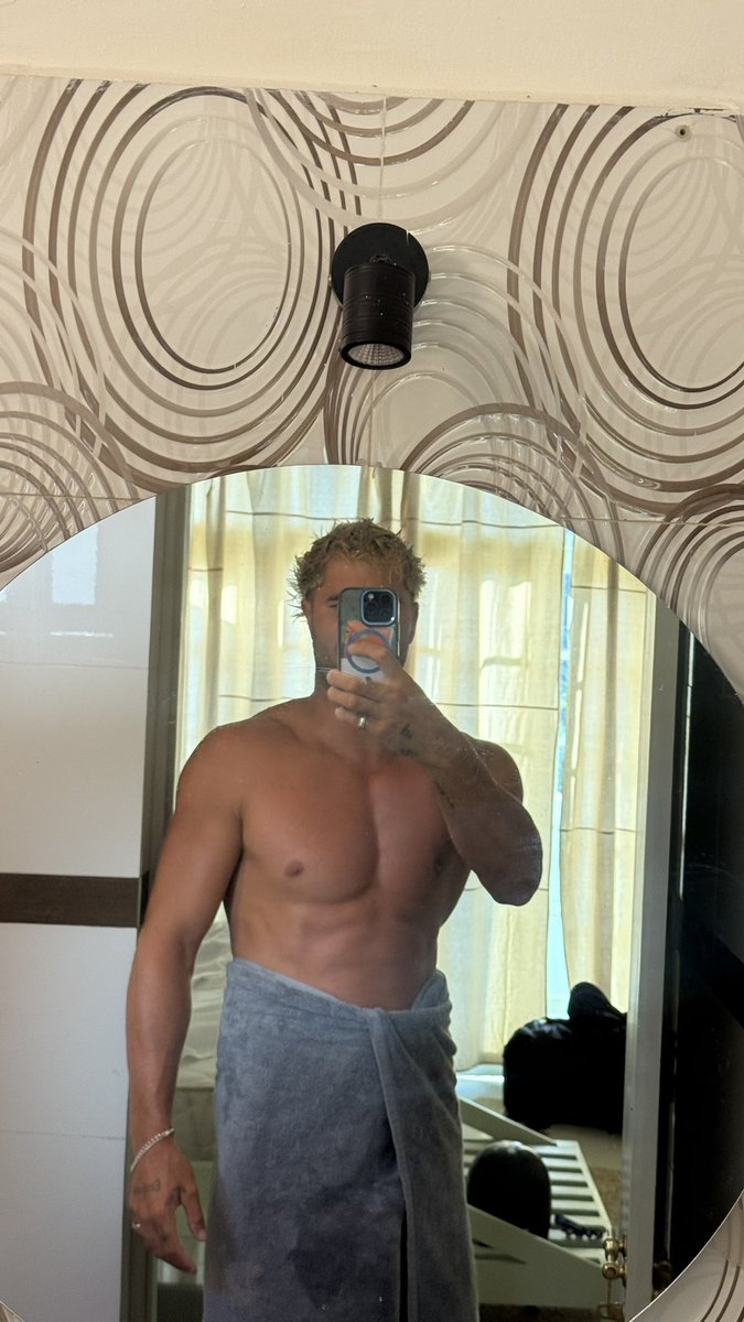 kyle_uncensored's tweet photo. RT if you think I should drop the towel 🍆 https://t.co/aVOP8dAem5