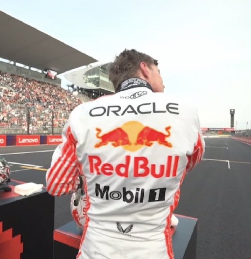 the whole tl is depressed so here’s a pic of max’s waist