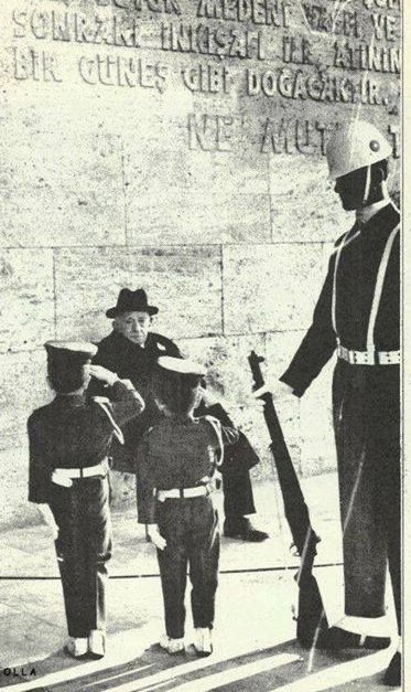 TarihteOan's tweet photo. Anıtkabir ziyaretinde İsmet İnönü'yü selamlayan küçük çocuklar https://t.co/1bgcbScqZ8