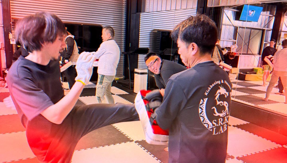 SRKLAB0409's tweet photo. 日々の生活にちょっとした刺激を🥊

子どもや女性に負けじと一般男性陣も毎週元気に運動しています🌟
運動不足解消やストレス発散、ダイエットなどなど様々な効果を得られるキックボクシング‼️

体験、見学お待ちしております✨
#栃木県キックボクシングジム #キックボクシング初心者 https://t.co/xxlG6dUUdM