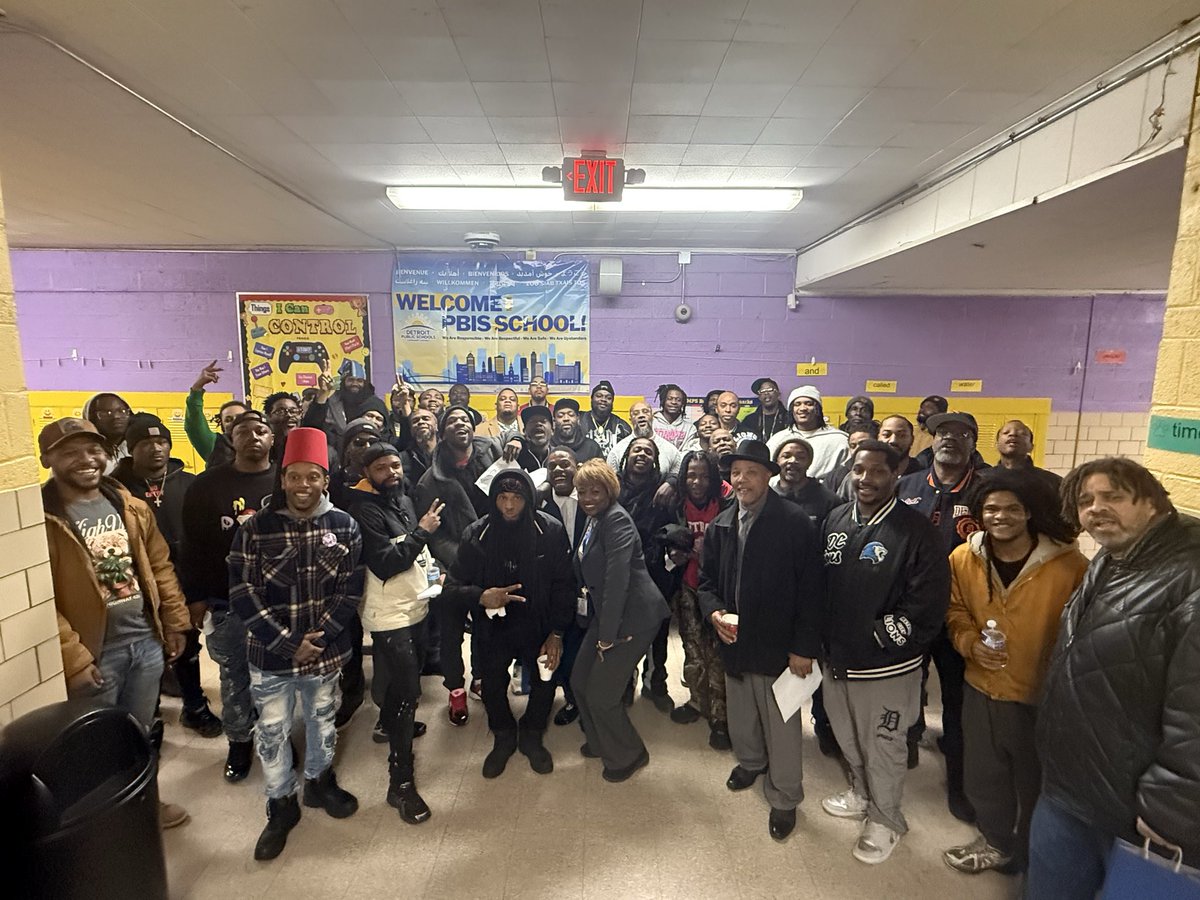 Barton’s Donuts with Dad event was a huge success! 🍩💙
Thank you to the men who made this morning so memorable for the students.