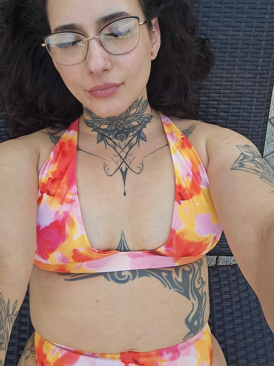 missfire0211's tweet photo. Didnt make it to the beach, but I did pass out by the pool ☺️ https://t.co/d6m6R59Yua