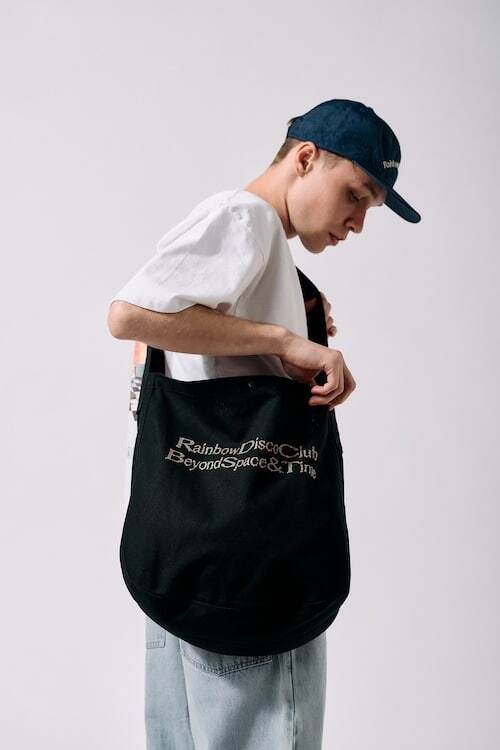 野外音楽フェスティバル『Rainbow Disco Club』🌈🎶
開催に先駆けて〈BEAMS RECORDS〉と〈BEAMS T〉にてオフィシャルウェアを発売👕

〈REVOMAX（レボマックス）〉の水筒やスローケット、〈TRIBE WEAR（トライブウェア）〉のオリジナルボディを用いたTシャツなどスペシャルなアイテムがラインアップ🎉