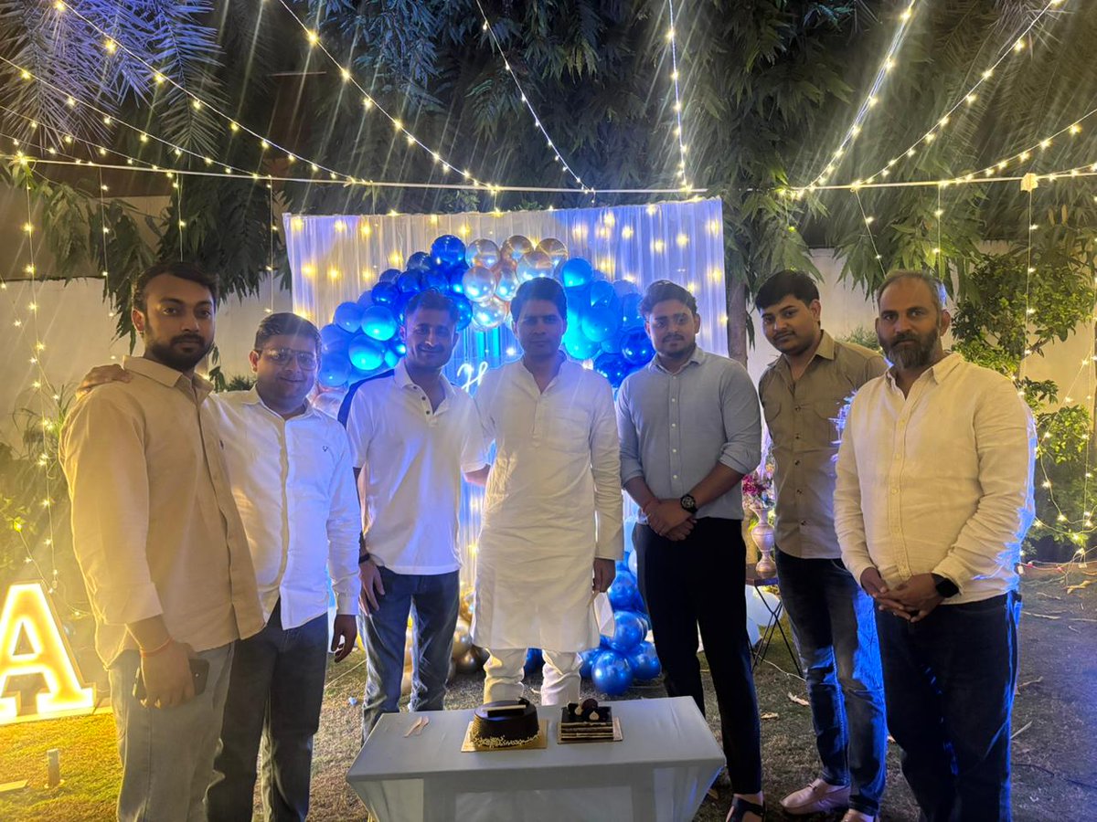 Ajayadavinc's tweet photo. AICC  संयुक्त सचिव ( मध्य प्रदेश प्रभारी) भाई रणविजय लोचव को उनके निवास स्थान पर जाकर सभी ने जन्मदिन की बधाई व शुभकामनाएं दी 🎂🎂🎂💐💐💐 https://t.co/6rBOas5Qf6