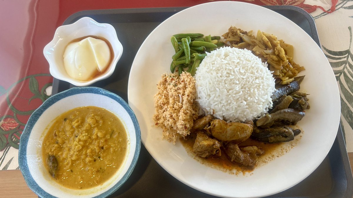 小美玉スリランカのラウンジアユボワン。今日のランチプレートはインゲン、レンコン、ナス、チキン、ココナッツ、別皿パリップ。パン類も充実。