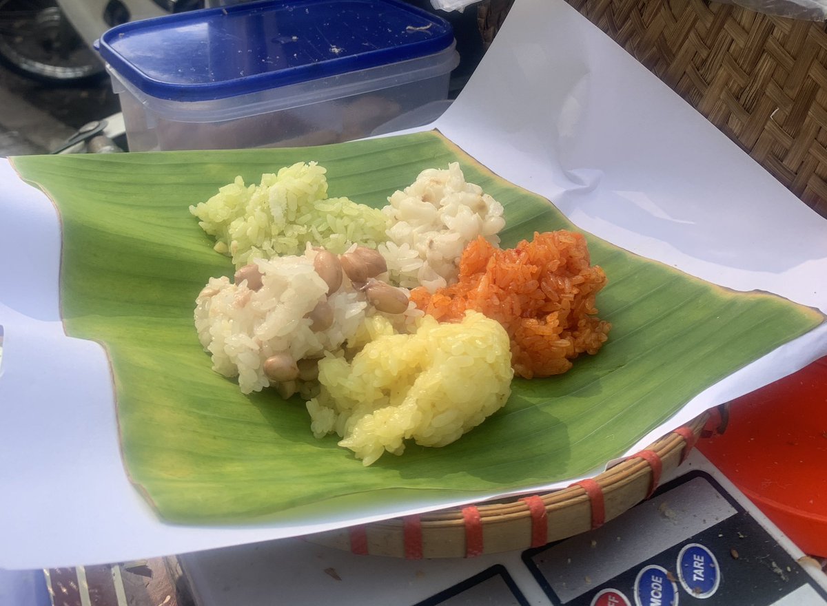 coxoithongthai's tweet photo. Gần đây nhờ bán xôi, 
Hạnh mới có nhận thức và mê những con số tài chính.

1 cộng thun, giấy gói hay lá chuối cũng được mình tính khá cẩn thận.
Mình thích rõ ràng, cẩn thận ngay từ đầu.
Rõ ràng là sức mạnh…

Đọc được tên, mình mới nhận ra, 
đó là sự trân trọng biết ơn từng bạn tiền. Yêu thương, trân trọng thì sở hữu.
Tiền và người cũng có mối quan hệ tương giao nhau: Tôi yêu bạn thì bạn yêu và sẵn lòng vì tôi.
Bạn đã yêu tiền chưa?

Mình nhận ra, trước kia mình kiếm t.iền trong nỗi sợ hãi, áp lực với các khoản chi hàng ngày.

Mình từng làm chủ kinh doanh, liên quan đến cả thuế, pháp lý và chịu trách nhiệm với các cơ quan nhà nước… Nên mình buộc phải nắm rất rõ quy định, luật, thuế để không ảnh hưởng về sau.

Bạn kinh doanh nhỏ lẻ, cũng cần phải chuẩn ngay từ đầu nhé.
- Rõ hình ảnh đích đến
- Rõ khái niệm, thông tin về điều mình kinh doanh
- T.iền và cuộc sống thịnh vượng là ĐÍCH đến nên phải trân trọng, hướng dương, vui vẻ với từng đồng dù là nhỏ nhất… 

Mình rất là vui với công việc bán xôi XÔI AN VUI - Bắt đầu ngày mới an vui của mình.

Bên thúng xôi tỉnh thức mình ngộ ra nhiều điều về TÀI CHÍNH  - 1 trong những mảng rất quan trong đời sống con người.

Mình đã từng có những sai lầm với T.iền và đang học yêu lại bạn á.
Sẵn sàng đồng hành làm rõ bức tranh tài chính cho Phụ Nữ tự doanh.