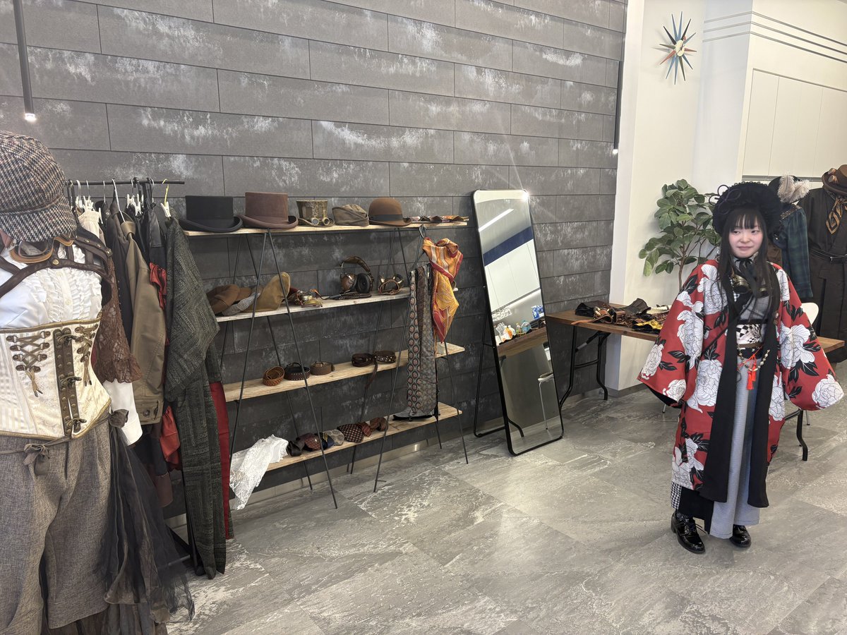 ihoriyan's tweet photo. 始まってます帯屋町スチームパンク入門展2🥰✨各地から駆けつけてくれたみんな有難う（しかもまだ増える予定なのすごい）！天気も良いし土佐のおきゃくもすぐ近くで盛り上がってます！このあと14:30からちゃか先生の和装スチーム講座！
#すちーむぱんく研究会 #すち研 
#帯屋町スチームパンク入門展 https://t.co/6aYEGnoA5k
