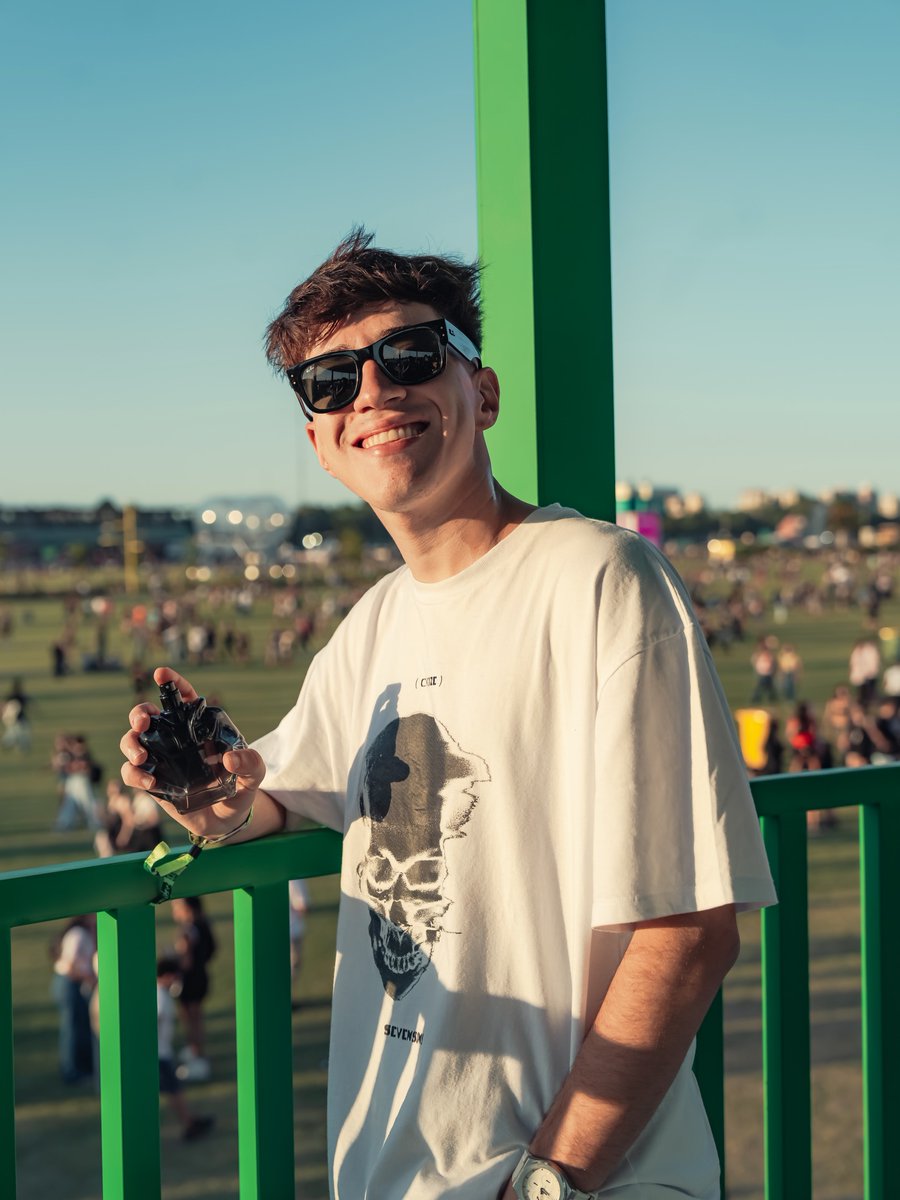 ALEJEN todos los peluqueros y tijeras del país de estos dos muchachos. Gracias.