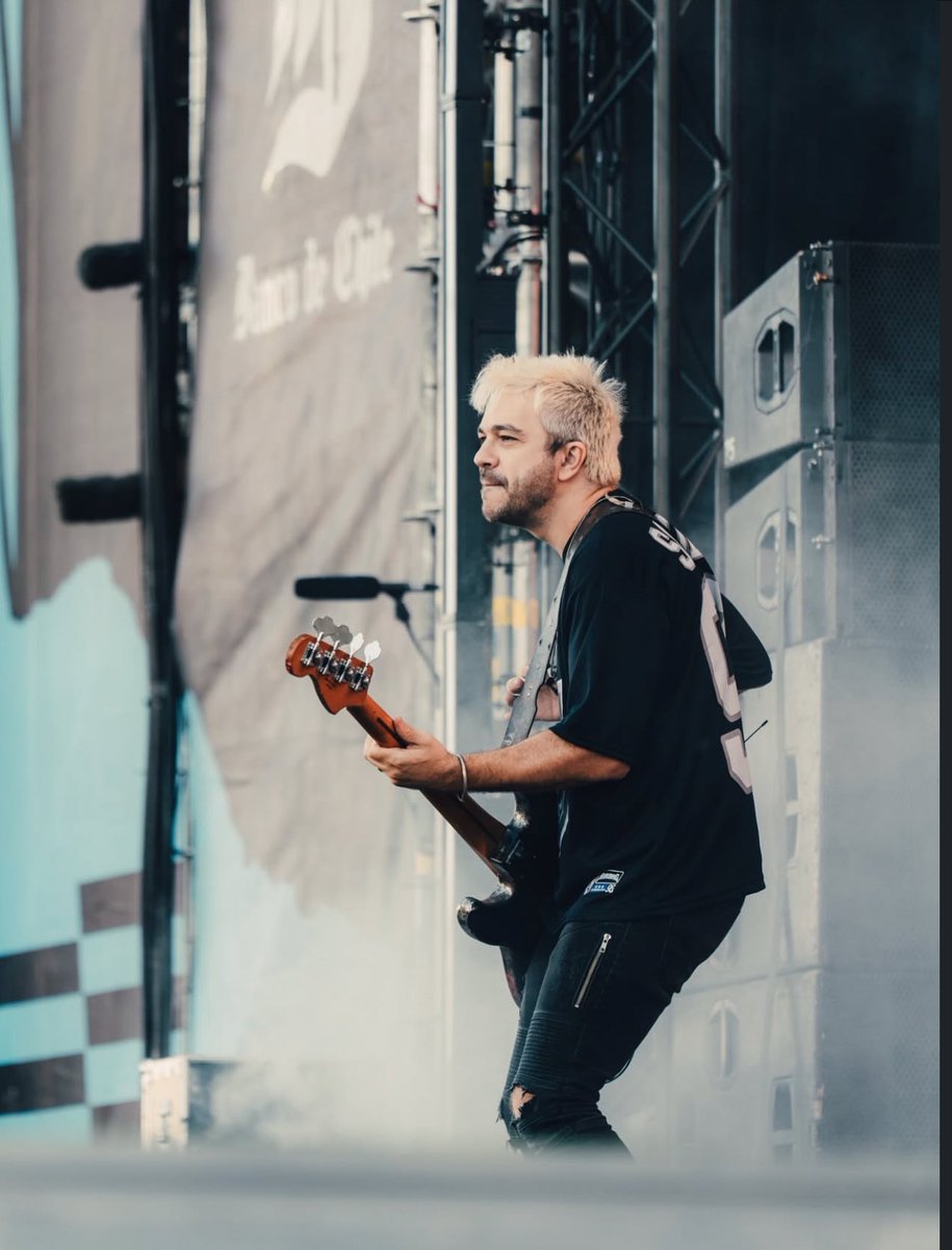 constanza tweet media