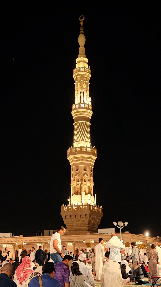 m_a_alshathry's tweet photo. ببراءة الأطفال، يسأل والده بعد التهجّد والقيام:
(ليش ربّنا سبحانه وتعالى ما حدد ليلة القدر؟!)

أُحِب تلك البراءة التي لم تتعلّم بعد أن تتهيّب الأسئلة الكبيرة، فتسألها كما يسأل الطفلُ عن لون السماء.

أطرق الأب هنيهةً، كمن يُفتّش في خزائن الروح عن إجابة تليق بالسائل والسؤال. ثم قال بصوت فيه من الليل هدوؤه، ومن الصلاة خشوعه:

ـ لأن الله يريد أن يراك تطرق بابه كلّ ليلة، وأن يسمع مناجاتك كل مرة، لا أن تجيء إليه مرةً واحدة ثم تنصرف!

أغمض الطفل عينيه، وانسحب إلى نومٍ كان يقصده بعد طول الركوع والسجود، إلا أن السؤال أيقظه، وكانت الإجابة هي وسادته التي أعادته للنوم.

- مشهد حصل قبل قليل على سطح مسجد رسول الله محمد صلى الله عليه وسلم 🤍